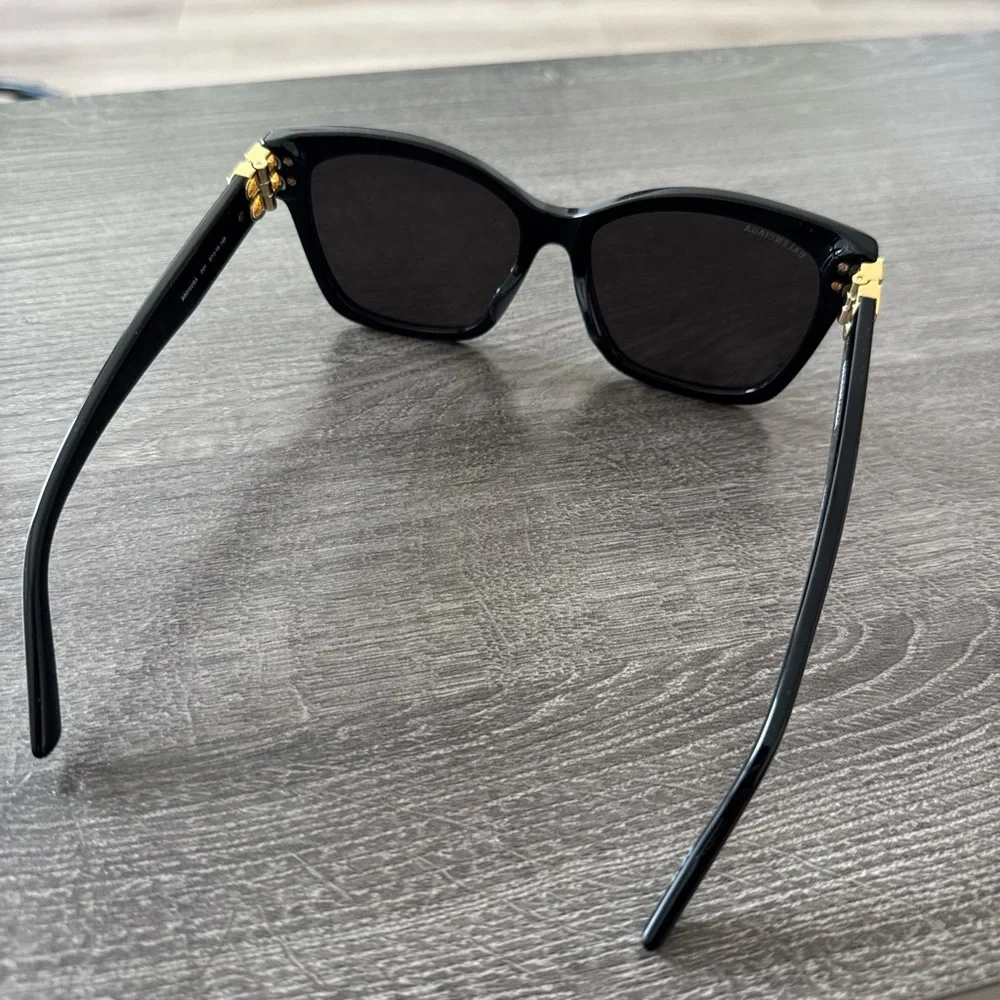 Balenciaga Elegant Black Sunglasses - Picture 4 of 4